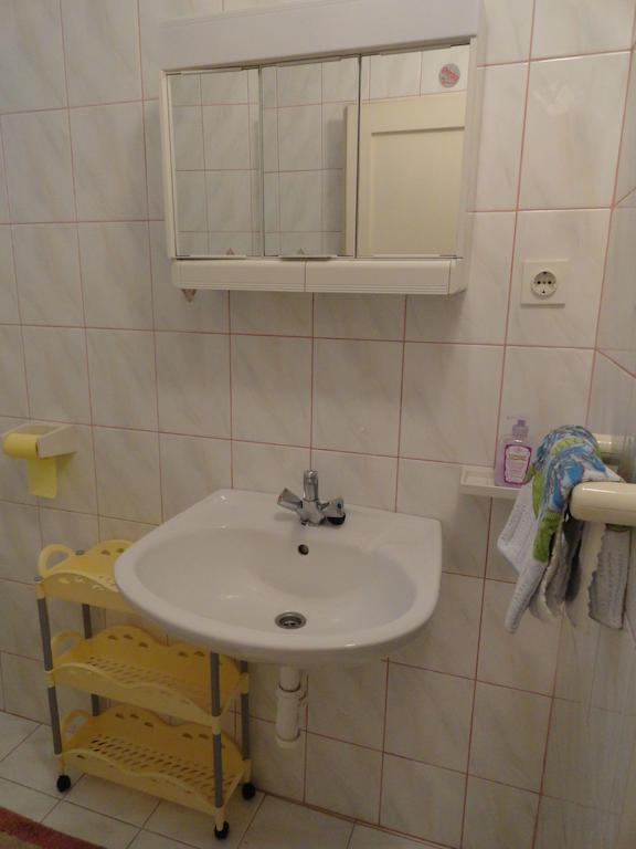 Apartments & Rooms Karmela Banjol Bilik gambar