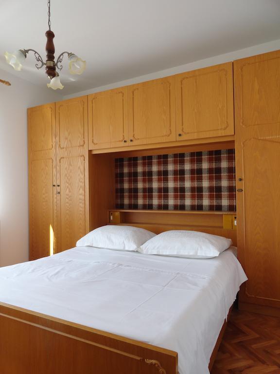 Apartments & Rooms Karmela Banjol Bilik gambar