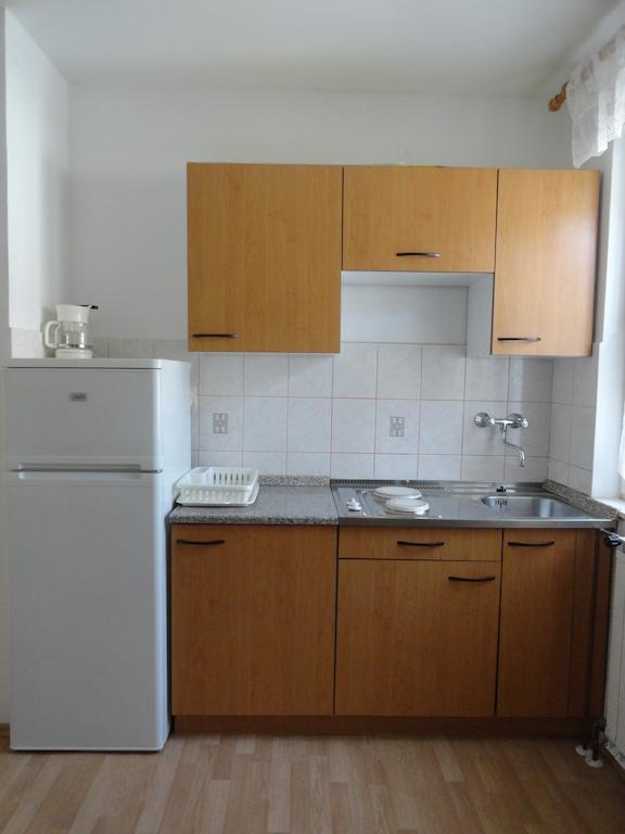 Apartments & Rooms Karmela Banjol Bilik gambar